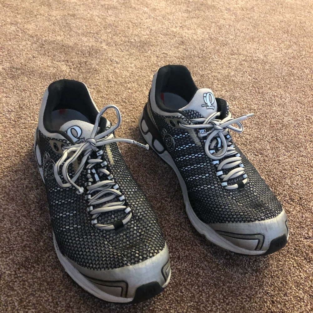 Men’s Pearl Izumi tennis shoes